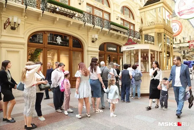 В Москве десятки детей с родителями выстроились в очереди за мороженым | Источник: Татьяна Спиридонова / MSK1.RU
