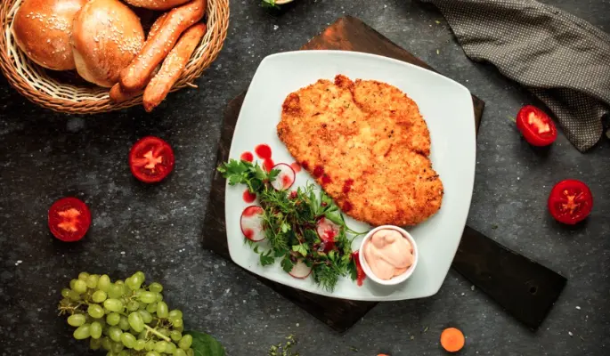 Куриный шницель и стрипсы из одной грудки: рецепт пойдет разным рационам