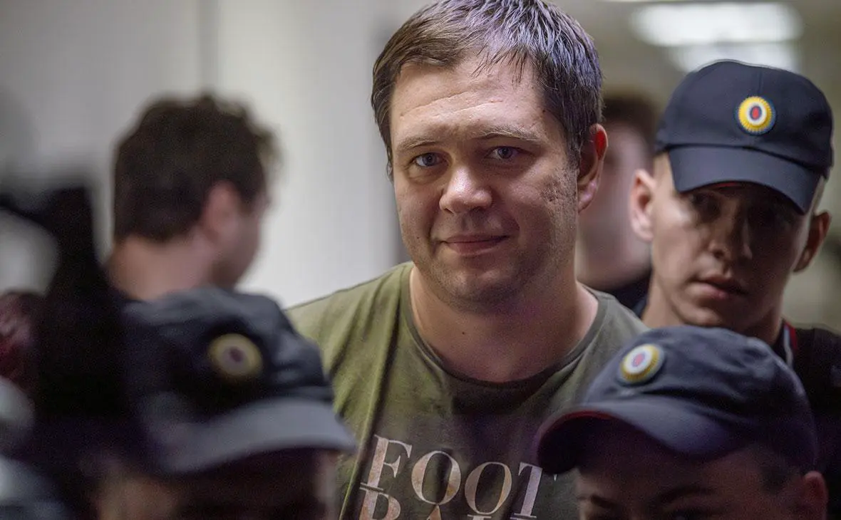 Главный редактор Telegram-канала Baza Глеб Трифонов в Замоскворецком суде, 23 июля 2025 года (Иван Лабазников для РБК)