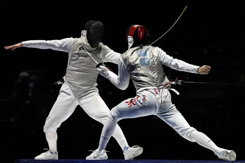 Рапирист Кирилл Бородачев (слева) в финале чемпионата мира по фехтованию против Райана Чоя из Гонконга