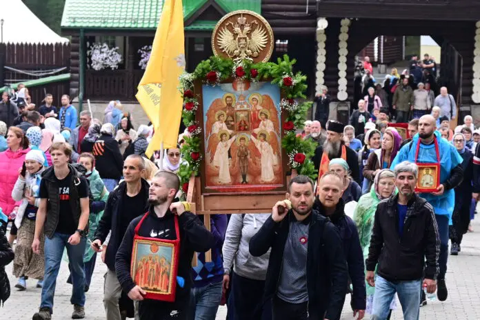 Царские дни в Екатеринбурге собирают сотни тысяч гостей в память о Романовых-0