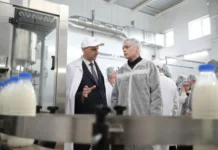 Денис Паслер запустил мощную линию на заводе «Молочная Благодать» в Кушве denis pasler zapustil moshhnuyu liniyu na zavode molochnaya blagodat v kushve-stanural-ru-0