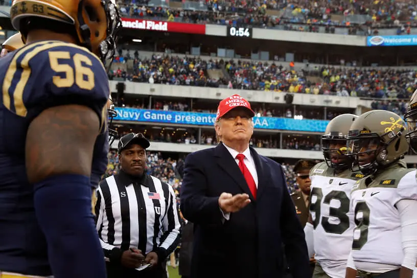 Дональд Трамп на церемонии с подбрасыванием монеты перед началом футбольного матча между армейским и военно-морским колледжами в Филадельфии, 14 декабря 2019 года
