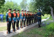 Иван Бровин принимает парад, а Владимир Путин с Денисом Паслером чествуют героя Алапаевска ivan brovin prinimaet parad a vladimir putin s denisom paslerom chestvuyut geroya alapaevska-stanural-ru-0