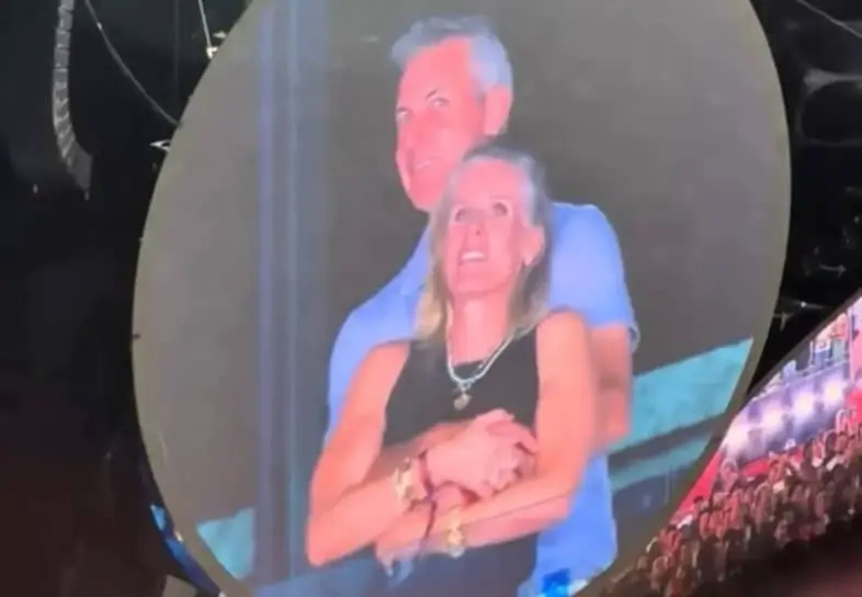 Крис Мартин испытывает крепость семьи Энди Байрона на концерте Coldplay-0