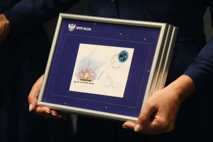 Почта России и Музейный комплекс отметили 50 лет «Союз-Аполлон» уникальной маркой-0