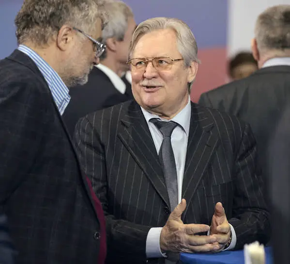 Режиссер Юрий Кара (в центре) и писатель Юрий Поляков (слева) в предвыборном штабе Владимира Путина (март 2018 года)