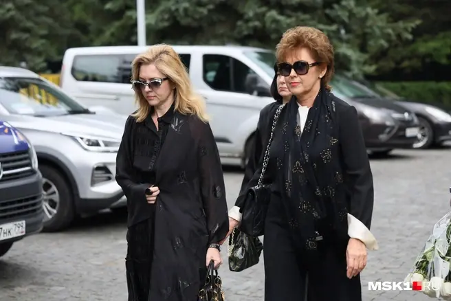 Вдова и дочь держались за руки, ученики рыдали. Как в Москве простились с режиссером Юрием Карой: фото | Источник: Артем Устюжанин / MSK1.RU