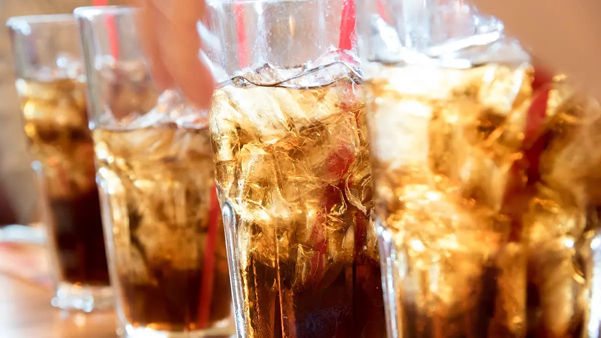 Какие напитки нельзя пить в жару, а какие можно