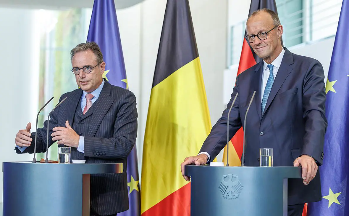 Барт де Вевер и Фридрих Мерц (слева направо) (Andreas Gora / Getty Images)