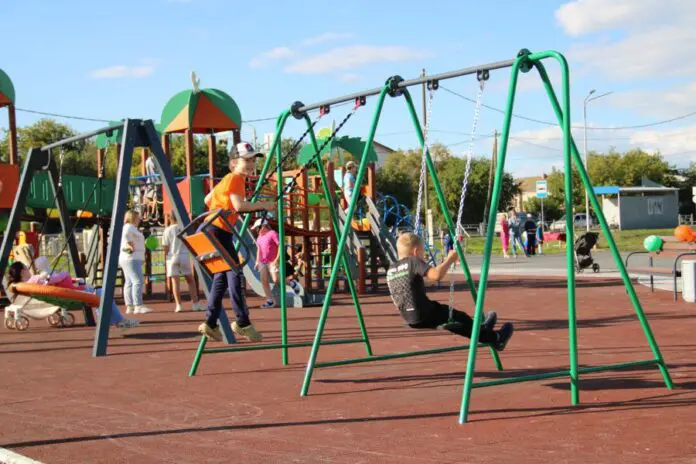 Денис Паслер и кооператив «Килачевский» открыли спортивную площадку в Ирбитском районе-0