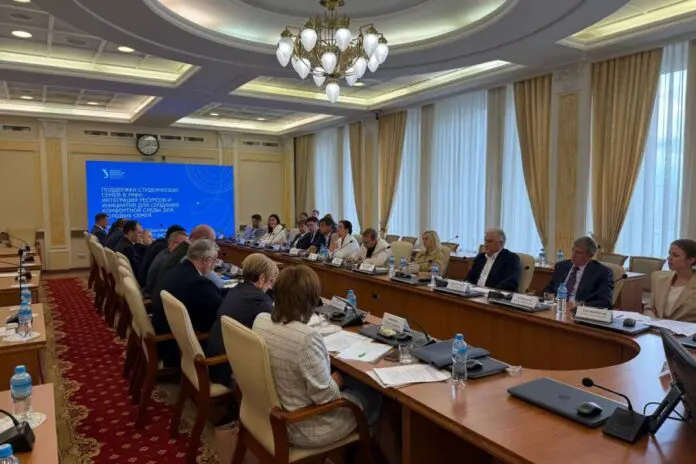 Денис Паслер одобрил единые стандарты поддержки семей для УрФУ и УГМУ-0