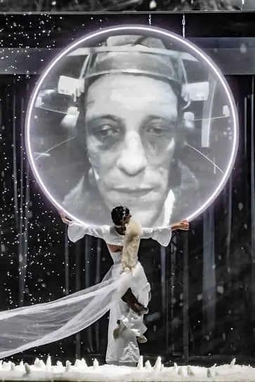 Благодаря видеоэкранам лица актеров в «Метели» Кирилла Серебренникова можно рассматривать, как сквозь увеличительное стекло