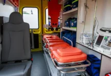 Медики скорой помощи и МЧС Владивостока спасли мужчину и отвезли в больницу №2 mediki skoroj pomoshhi i mchs vladivostoka spasli muzhchinu i otvezli v bolniczu 2-stanural-ru-0