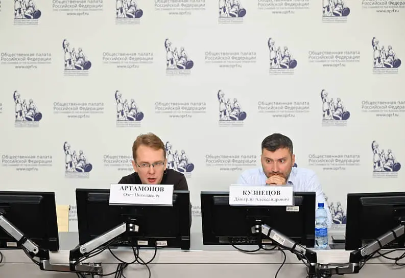 Председатель территориального избиркома ДЭГ Олег Артамонов (слева) и конструктор программно-технического комплекса ДЭГ Дмитрий Кузнецов