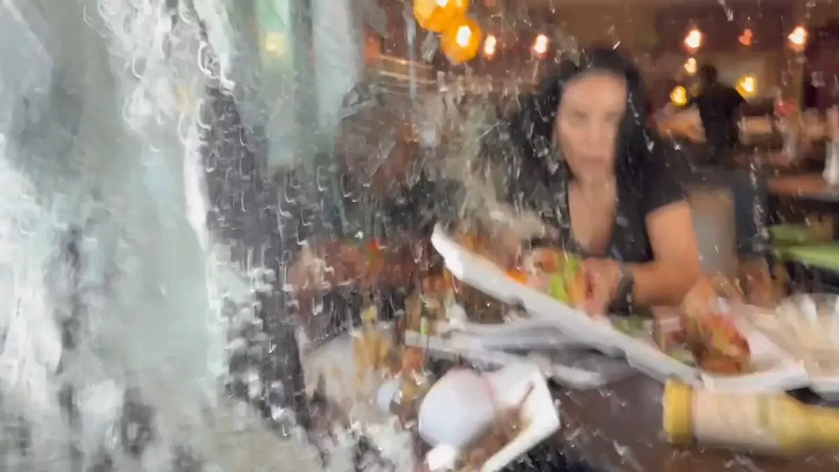 Ютуберы случайно сняли на видео, как их таранит машина