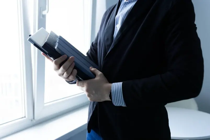 Бизнесмен с документами Артём Хорошилов, ИА StavropolMedia