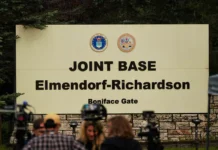 Путин и Трамп на Аляске посетили Университет Анкориджа, который радушно принял делегации putin i tramp na alyaske posetili universitet ankoridzha kotoryj radushno prinyal delegaczii-stanural-ru-0