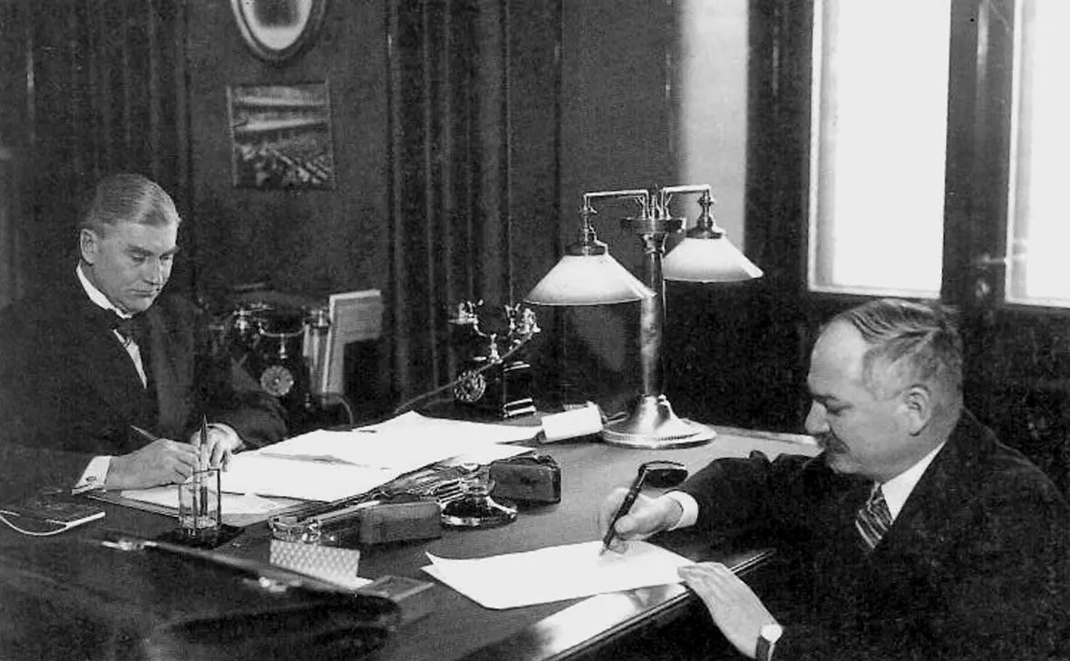 Подписание договора о ненападении. 21 января 1932, Хельсинки. Слева финский министр иностранных дел Аарно Юрьё-Коскинен, справа полпред Советского Союза в Финляндии Иван Майский (WSOY kuva-arkisto / Wikipedia)