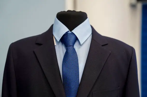 Мальчикам же предлагается носить синий костюм, галстук и голубую рубашку