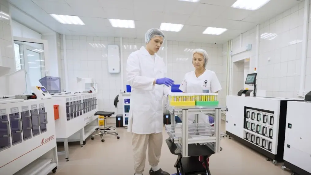 Собянин: В Москве разработали и запустили логистического лабораторного робота