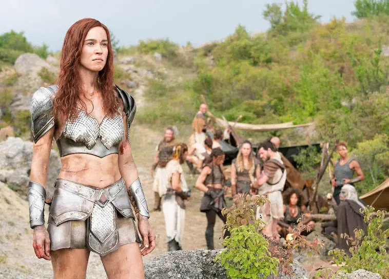 Матильда Лутц (Соня) мало похожа на женщину, способную удержать в руках меч, зато кольчужное бикини сидит на ней хорошо