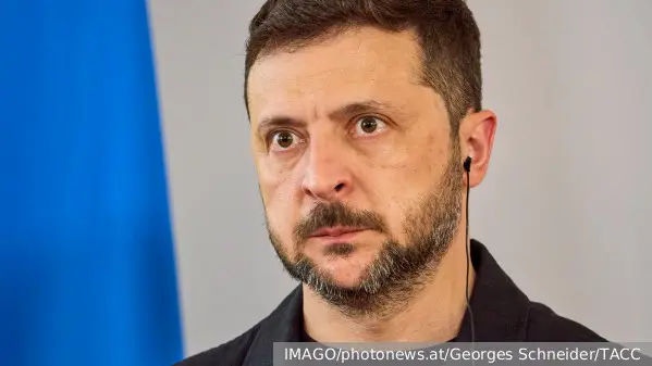 Политолог: Зеленского начали лишать статуса героя