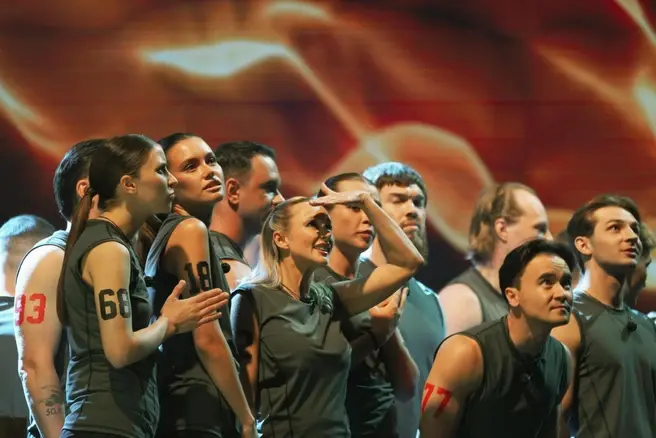 Участники шоу «Титаны» (18+) пытаются разглядеть, кто там недоволен составом нового сезона | Источник: пресс-служба телеканал ТНТ