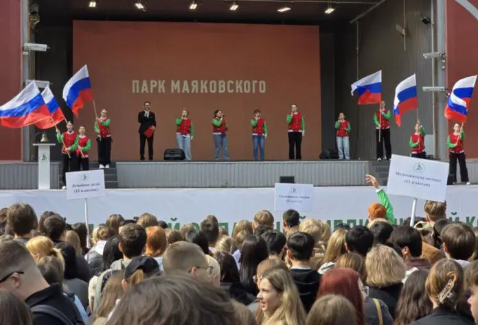 Денис Паслер и Татьяна Савинова поздравили студентов медицинского колледжа-0