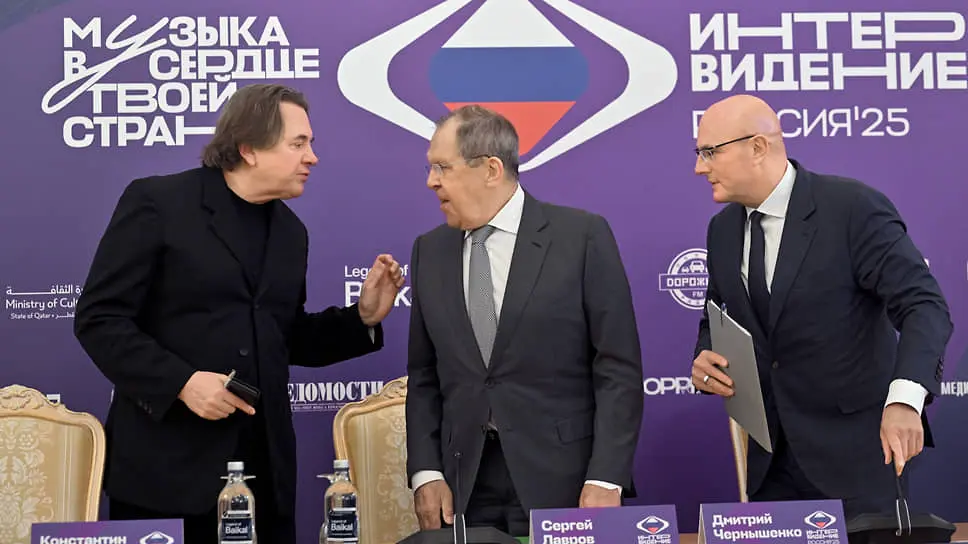 Слева направо: генеральный директор «Первого канала» Константин Эрнст, министр иностранных дел России Сергей Лавров и заместитель председателя правительства России Дмитрий Чернышенко во время пресс-конференции, посвященной проведению «Интервидения»
