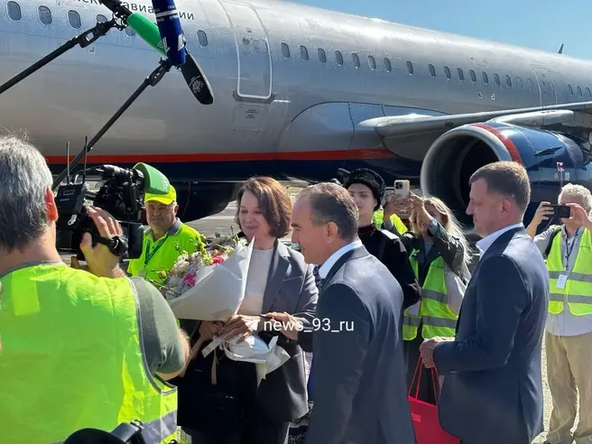 Пассажирку рейса Москва-Краснодар встречали власти Кубани | Источник: Никита Зырянов / 93.RU