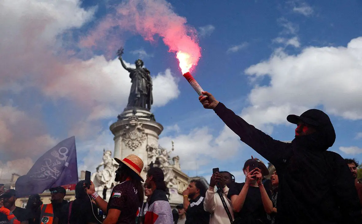 Площадь Республики во время дня протестов в Париже в рамках массового протестного движения под названием Bloquons Tout ( Давайте заблокируем все ), Франция, 10 сентября (Abdul Saboor / Reuters)