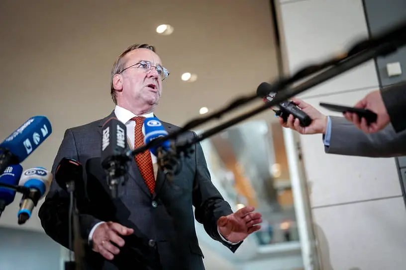 Выступая по итогам третьего в этом году заседания контактной группы по Украине в формате «Рамштайн», глава Минобороны ФРГ Борис Писториус (на фото) в очередной раз заявил, что Германия намерена поставить Украине две батареи ЗРК Patriot