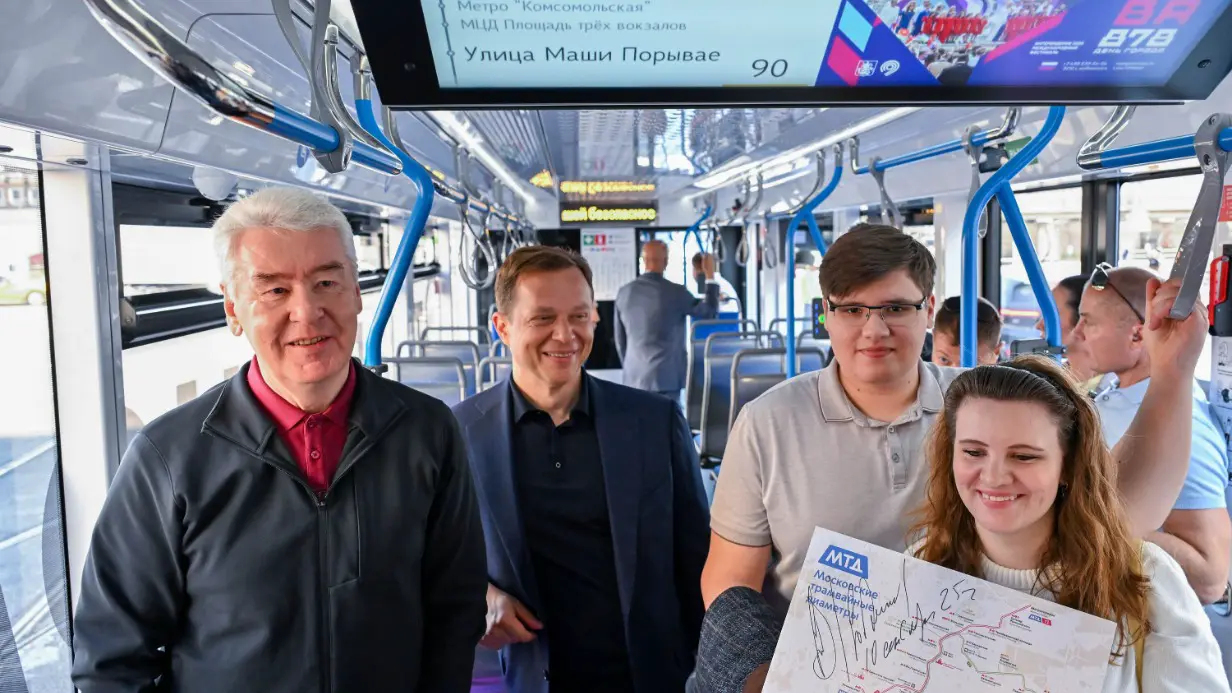Мэр Сергей Собянин и заместитель мэра Москвы Максим Ликсутов в салоне трамвая нового поколения с автономным ходом