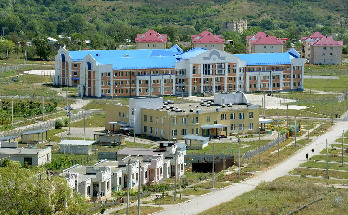 Вид на школу в Цхинвали (Михаил Воскресенский / РИА Новости)