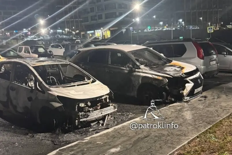 Сгоревшие авто на Патрокле PATROKL.info (18+)