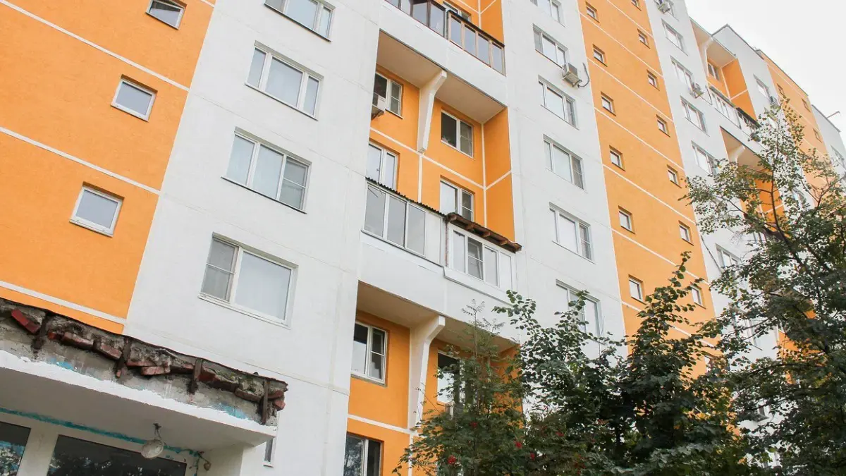 В районе Отрадное проходит капитальный ремонт дома 1978 года постройки