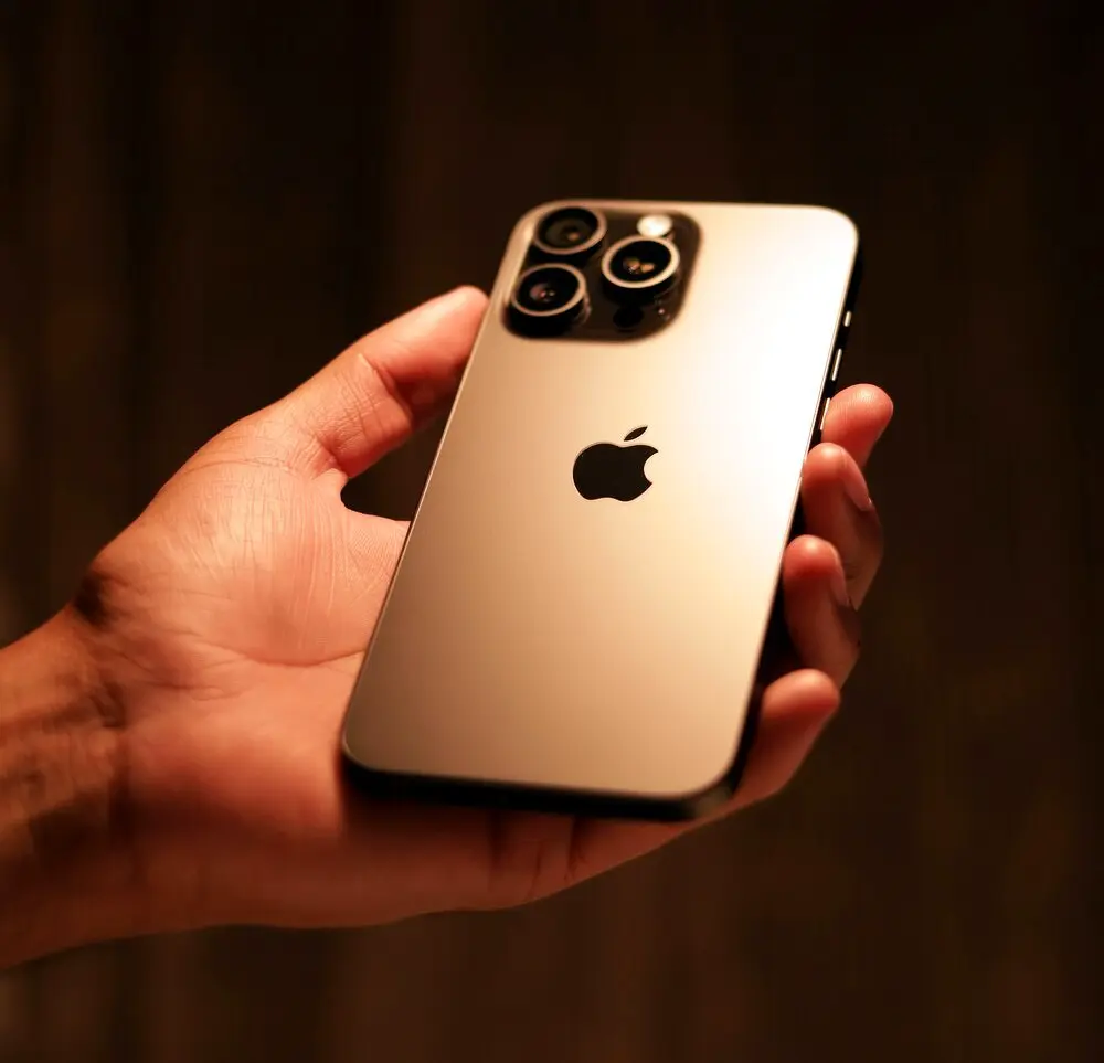 RuStore начинает работу на iPhone и изменяет правила App Store в России-0