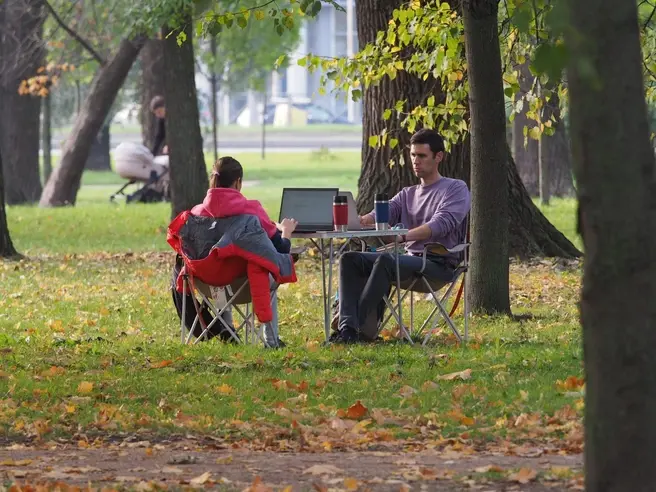 Работодатели не скрывают раздражения, когда молодые хотят комфортного рабочего места и приличной зарплаты | Источник: Михаил Огнев / «Фонтанка»