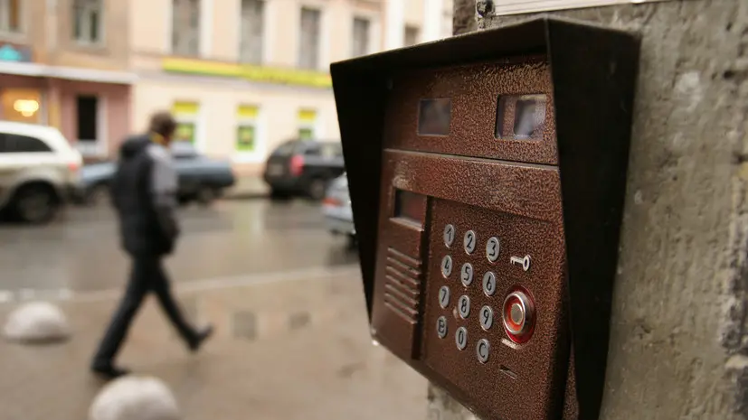 «Сценарий выглядит буднично»: в России активизировался новый вид мошенничества с ключами от домофона