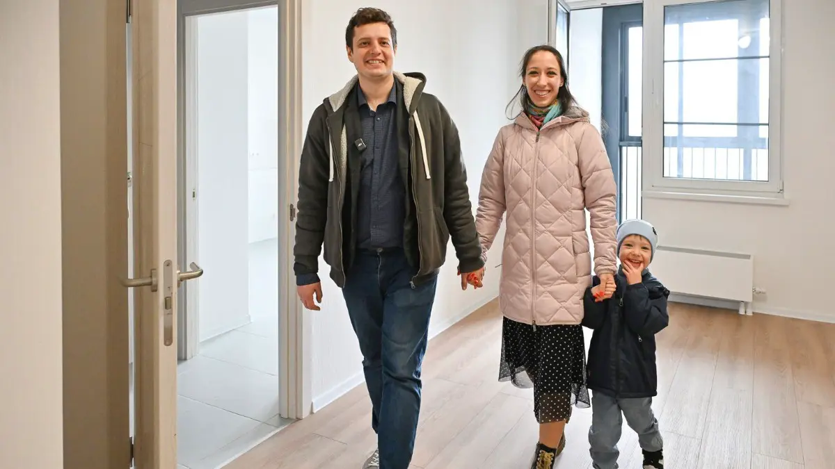 Семья Прокоповых — Максим, Евгения и их маленький сын Константин в своей новой квартире в доме, построенном по программе реновации на Нагорной улице