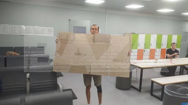 Один из россиян устроил в аэропорту пикет, чтобы его не держали в подвале — написал, что корейцы удерживают его в заложниках, и встал в аэропорту. Это помогло, мужчине дали улететь | Источник: BAZA / Telegram