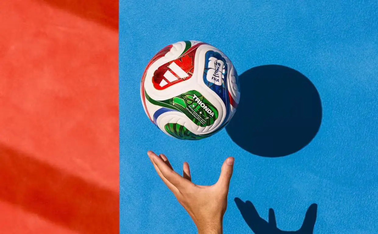 Мяч чемпионата мира по футболу 2026 года под названием Trionda (FIFA)