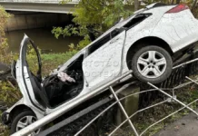 Водитель Honda на набережной Говорухина в Москве чудом избежал падения в Яузу voditel na naberezhnoj govoruhina v moskve chudom izbezhal padeniya v yauzu-stanural-ru-0