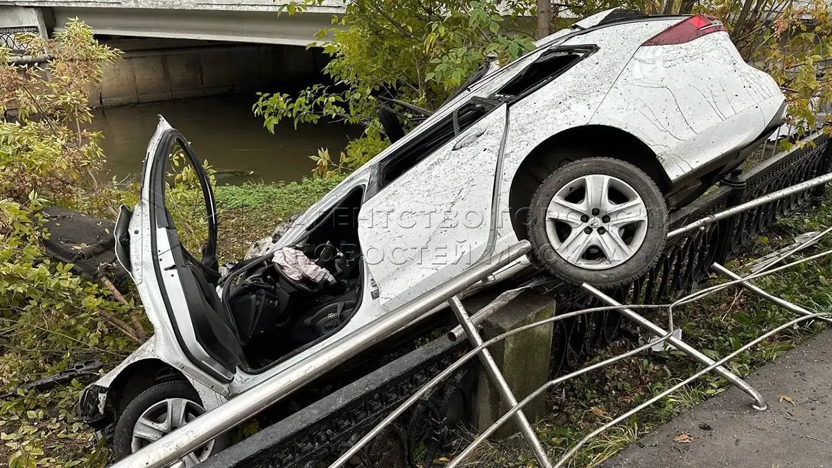 Иномарка врезалась в легковушку и чуть не вылетела в реку Яузу в Москве