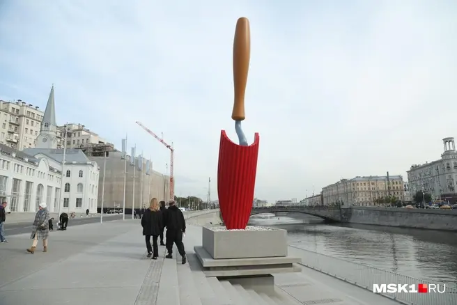У «ГЭС-2» в Москве установили семиметровую «Садовую лопатку» | Источник: Дмитрий Толстошеев / MSK1.RU