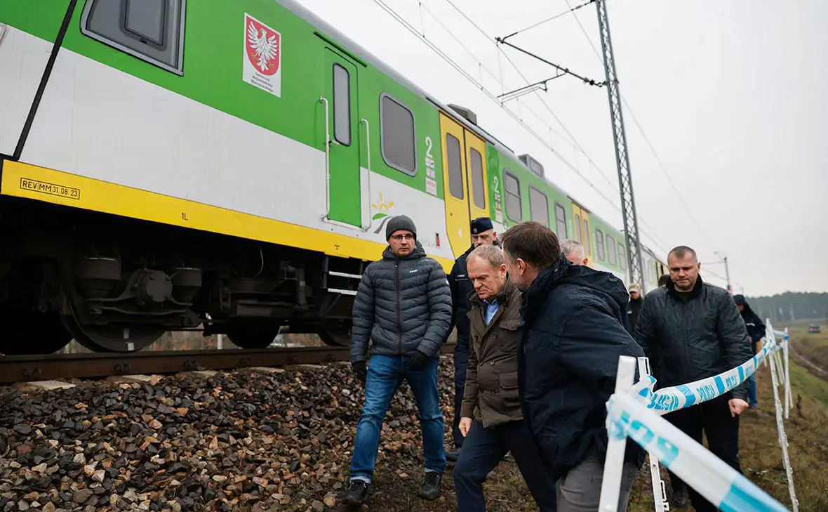 Дональд Туск (в центре) посещает место взрыва на железнодорожной линии Варшава-Люблин, 17 ноября 2025 г. (KPRM / Reuters)