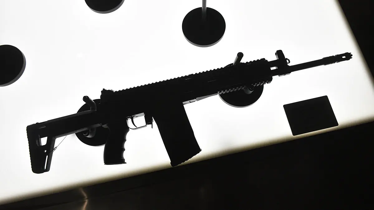 Shot: Водитель грузовика попытался провезти оружие в уральскую колонию