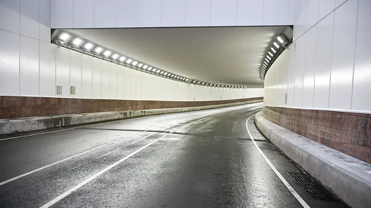 BMW и грузовик врезались в Лефортовском тоннеле в Москве