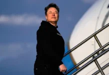 Илон Маск и Робин Денхолм обсуждают судьбу триллионной выплаты Tesla ilon mask i robin denholm obsuzhdayut sudbu trillionnoj vyplaty -stanural-ru-0